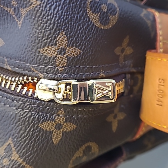 Authentic LOUIS VUITTON Navaiglio - Picture 12 of 17